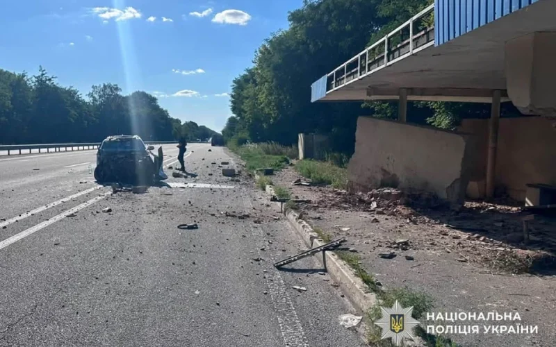 На трасі в Житомирській області житель Львівщини на Kia врізався у громадську зупинку: травмовані четверо