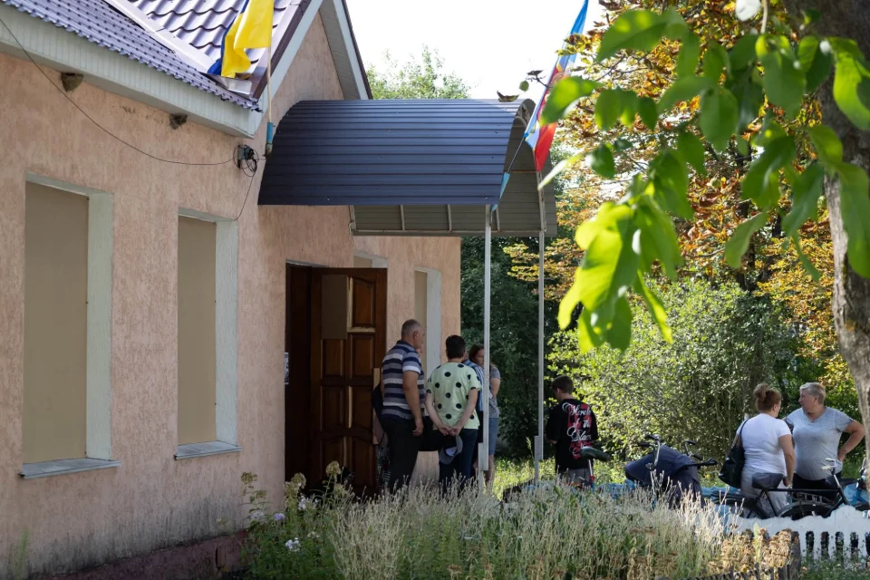Понад 70 заяв на заміну вікон: у селі Коростенської громади триває відновлення після ракетного удару