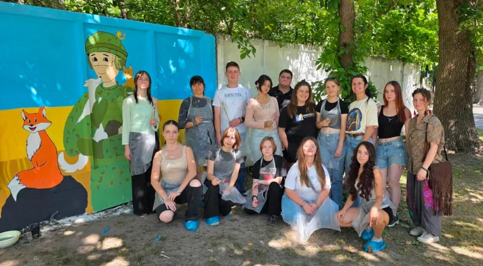 Юні малинчани створили яскравий мурал до Дня молоді