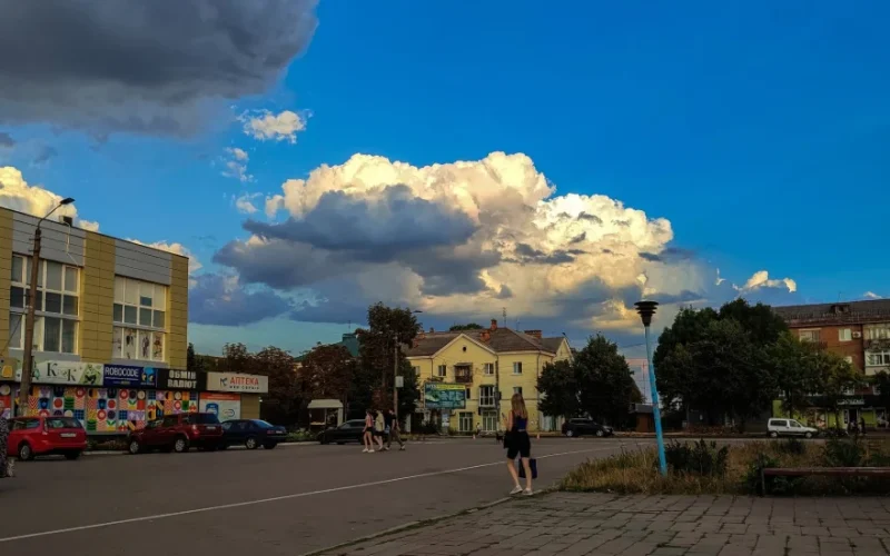 До 35 градусів і без опадів: погода у Коростенському районі на вихідних