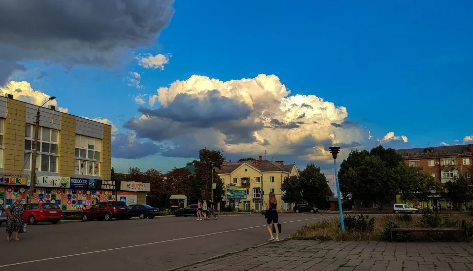 До 35 градусів і без опадів: погода у Коростенському районі на вихідних