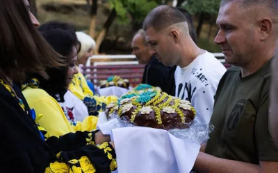 П’ять захисників із Коростеня повернулися з полону: громада привітала воїнів з кораваями