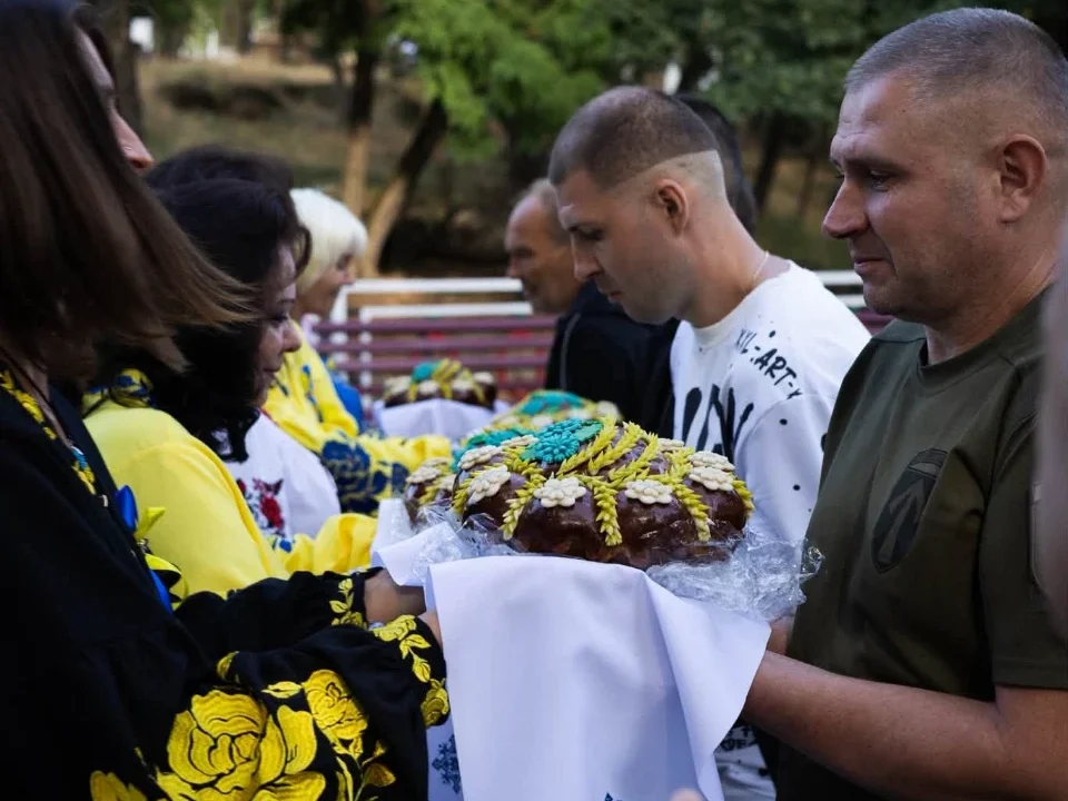 П’ять захисників із Коростеня повернулися з полону: громада привітала воїнів з кораваями