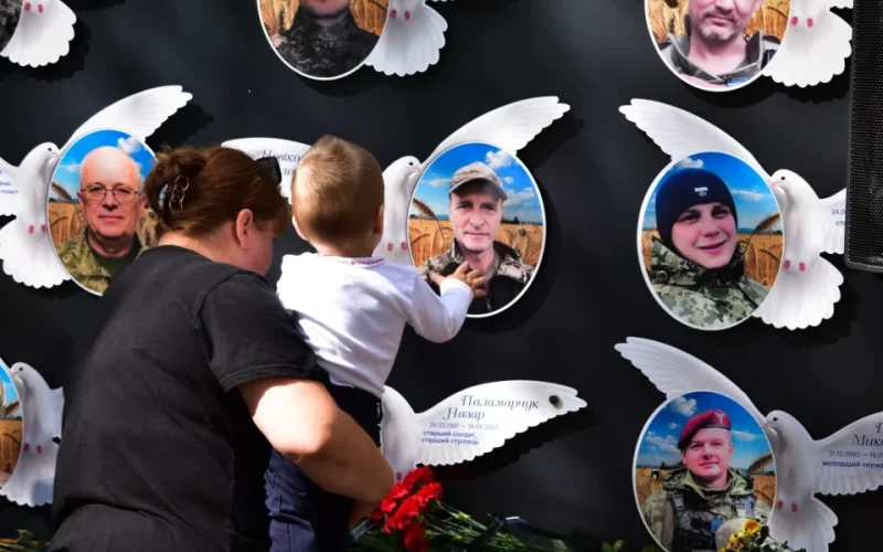 На території коростенського ліцею увічнили імена 30 загиблих Захисників