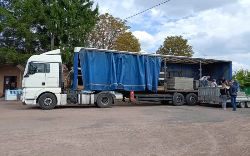 Жителям села Коростенської громади передали понад тисячу листів шиферу для відновлення будинків після атаки рф