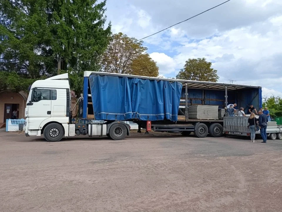 Жителям села Коростенської громади передали понад тисячу листів шиферу для відновлення будинків після атаки рф