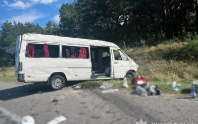 На трасі у Житомирській області після зіткненням з Chevrolet перекинувся маршрутний автобус: семеро травмованих