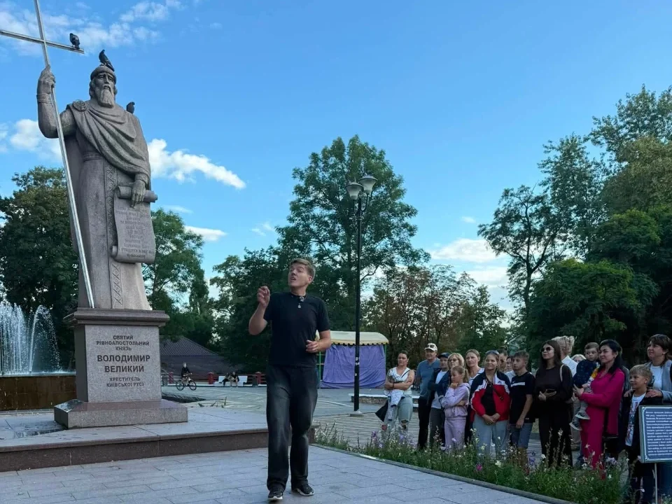 Під час екскурсії Древлянським парком коростенці зібрали майже 27 тис. грн для військових