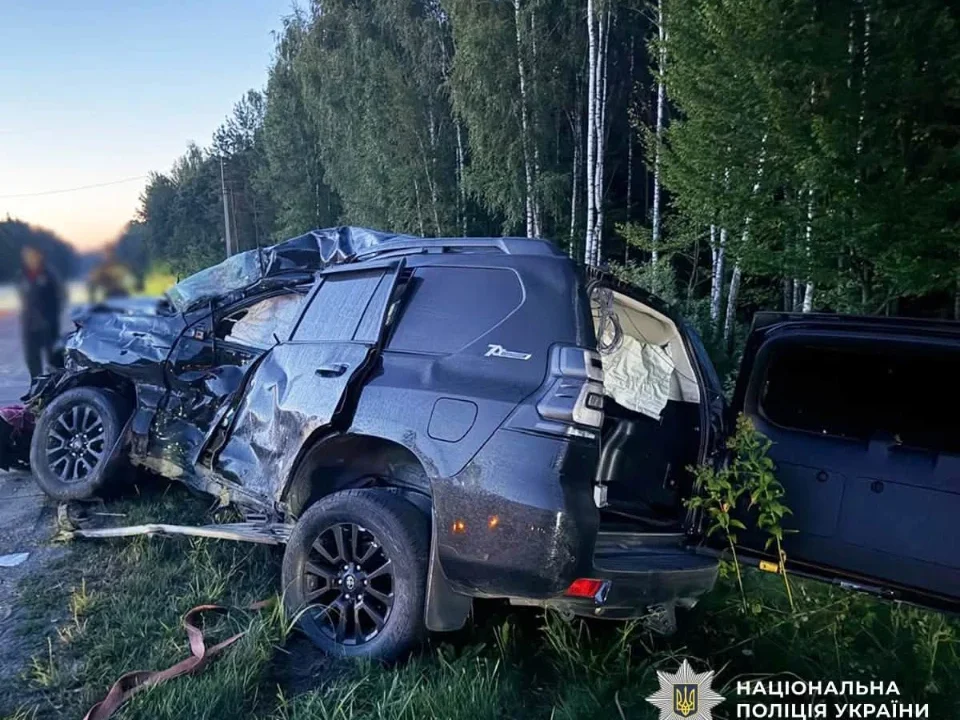 На автодорозі Олевської громади Toyotа зіштовхнулась із вантажівкою: водій загинув, пасажир травмований