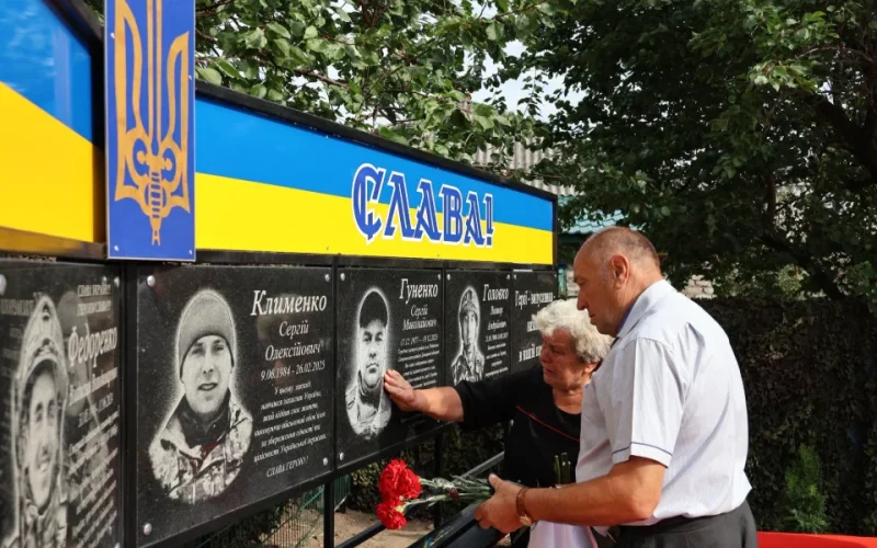 В Овручі відкрили меморіальну дошку на честь Захисника Сергія Гуненка