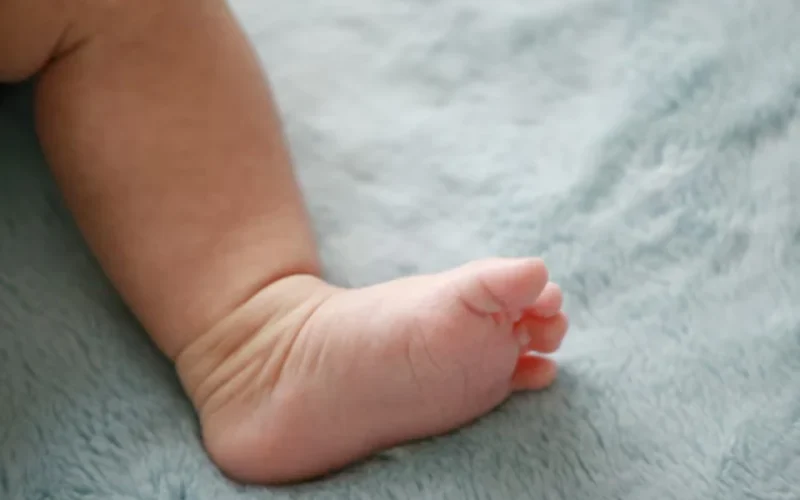 Поки мати вживала алкоголь біля водойми, однорічна дитина отримала обмороження: на Житомирщині оголосили вирок