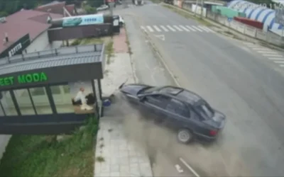 У Малині Opel злетів із дороги та в’їхав у торгові ятки біля базару