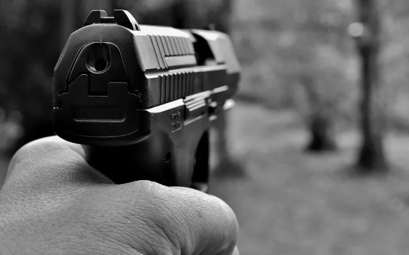 У Народичах пенсіонер приставив до шиї підлітка іграшковий пістолет і погрожував убити: вирок суду