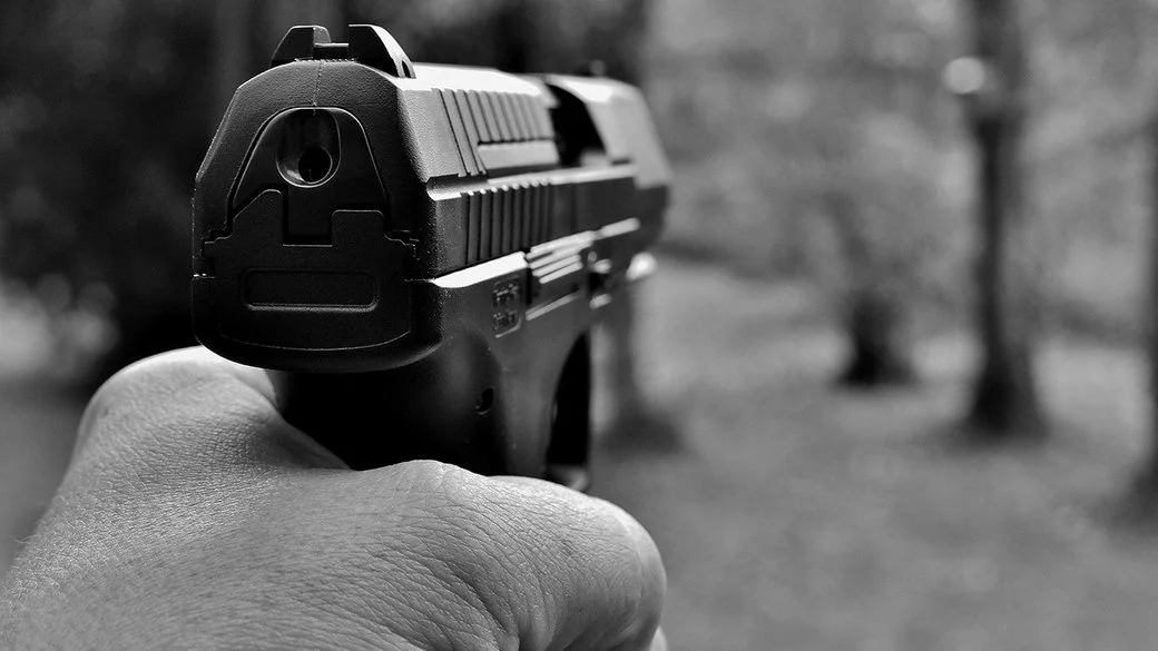 У Народичах пенсіонер приставив до шиї підлітка іграшковий пістолет і погрожував убити: вирок суду