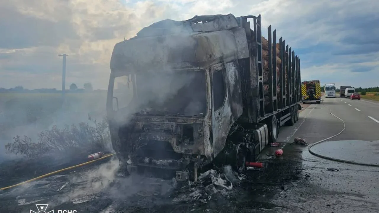 Поблизу Коростеня під час руху загорілася вантажівка: 60-річного водія госпіталізували