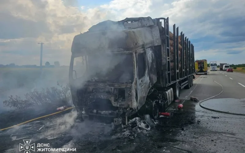 Поблизу Коростеня під час руху загорілася вантажівка: 60-річного водія госпіталізували