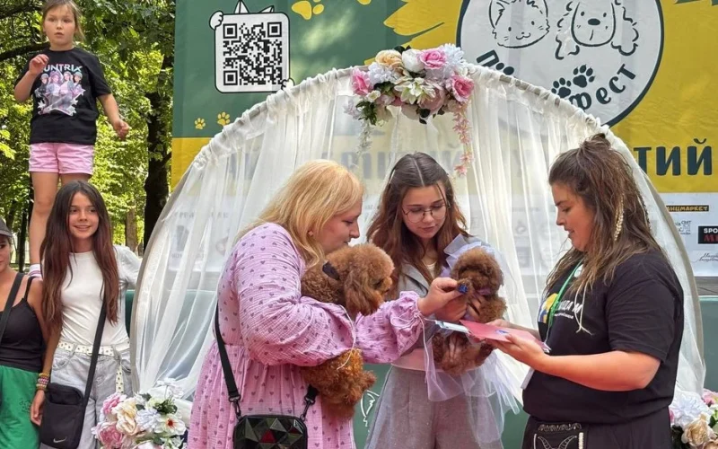 У Малині влаштували “собаче весілля” під час благодійного ПЕТ М-Фесту