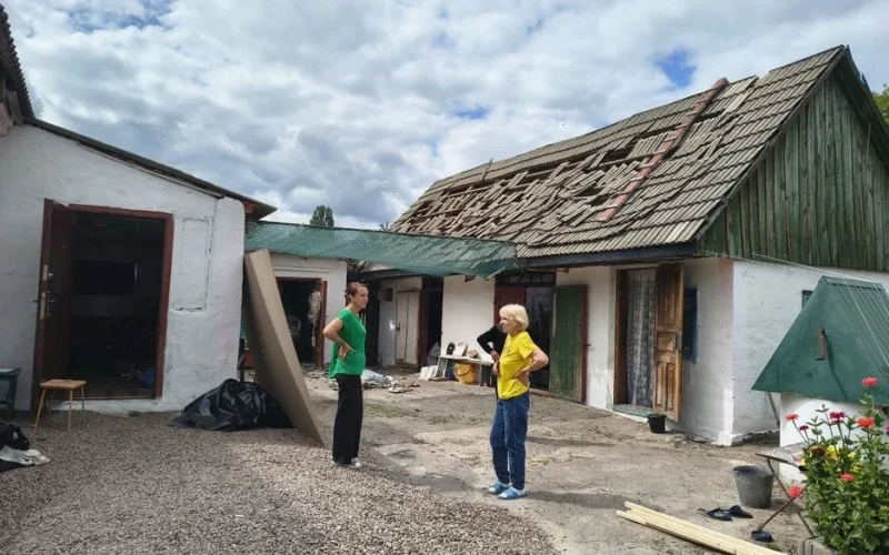 Після російського обстрілу жителі Коростенської громади отримують будматеріали, подано вже 123 заяви