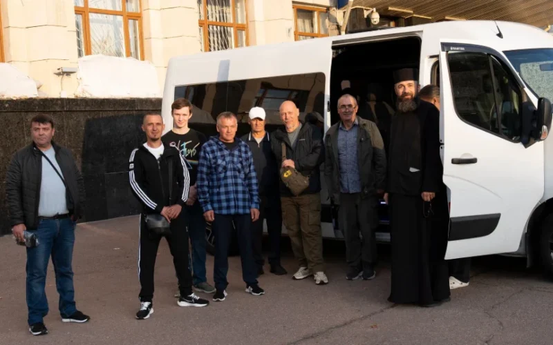Для шістьох захисників із Житомирщини, звільнених із полону, організували паломницький тур до Греції