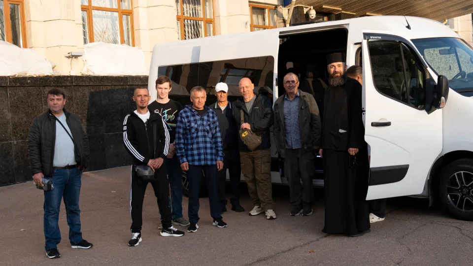Для шістьох захисників із Житомирщини, звільнених із полону, організували паломницький тур до Греції