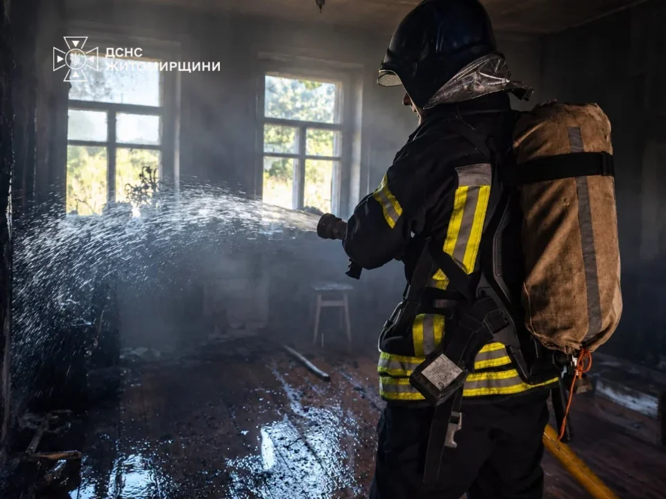 Під час ліквідації пожежі в будинку в селі Гладковичі вогнеборці виявили на підлозі 35-річну жінку