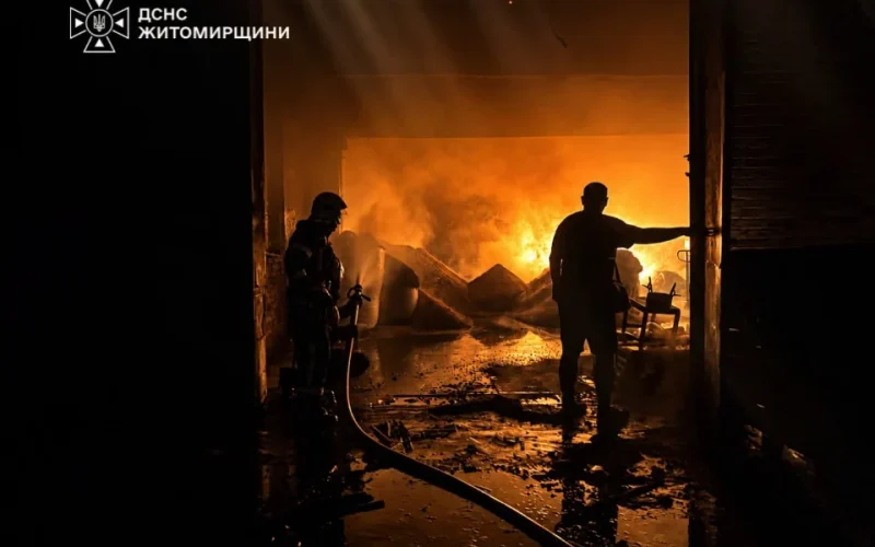 У селі Малинської громади сталася пожежа у будівлі з виготовлення паливних брикетів