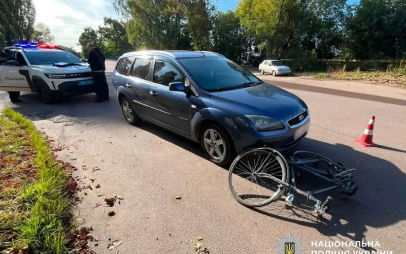 На Богуна в Коростені водій на Ford наїхав на велосипедистку: потерпілу госпіталізували