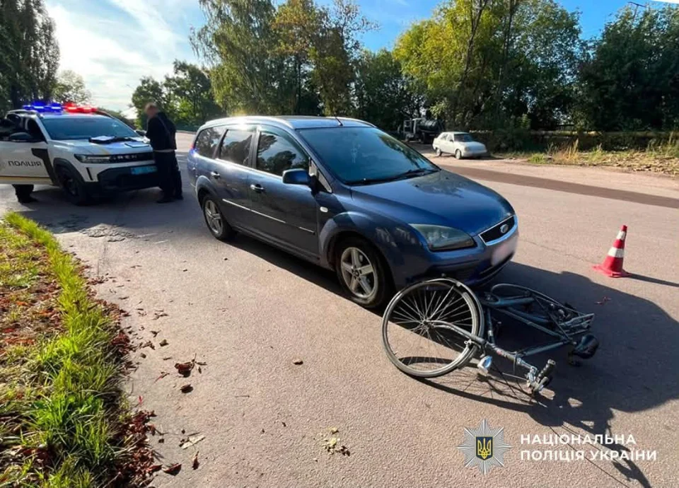 На Богуна в Коростені водій на Ford наїхав на велосипедистку: потерпілу госпіталізували