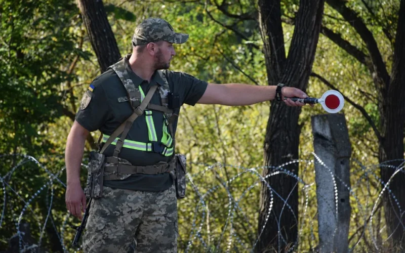 На прикордонні Житомирщини чоловік зачинився в автомобілі, а його “помічника” підозрюють у пограбуванні
