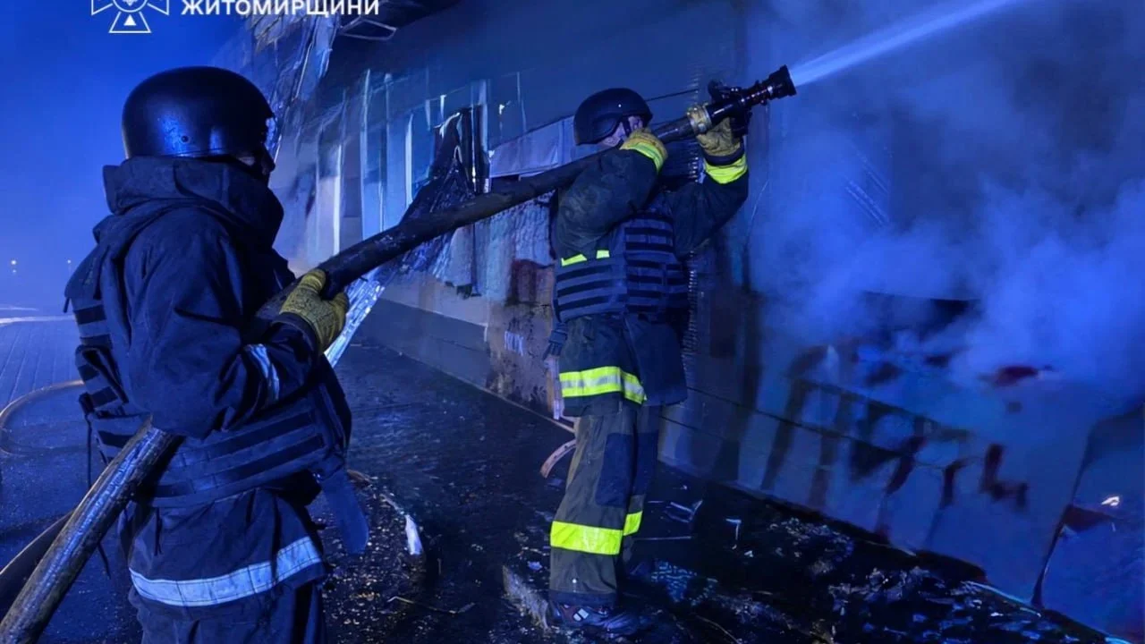 Двоє загиблих та двоє поранених: рятувальники ліквідували пожежі після добової атаки на Житомирщину