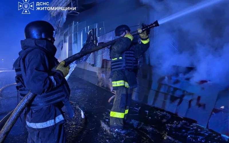 Двоє загиблих та двоє поранених: рятувальники ліквідували пожежі після добової атаки на Житомирщину
