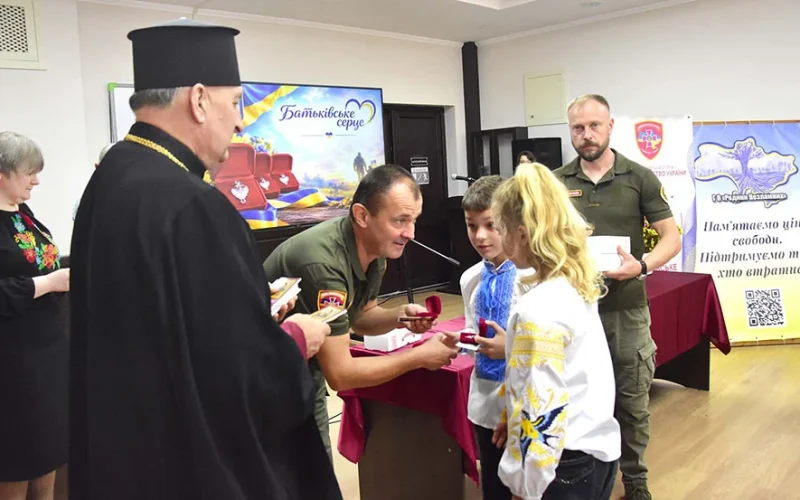 У Коростені дітям загиблих захисників вручили обереги «Батьківське серце»