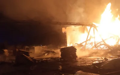 росіяни атакували БпЛА приватне підприємство в Овруцькій громаді: виникла пожежа