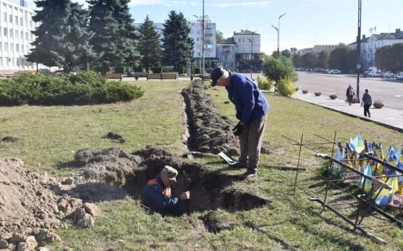 В центрі Коростеня становлюють екран із портретами полонених і зниклих безвісти захисників
