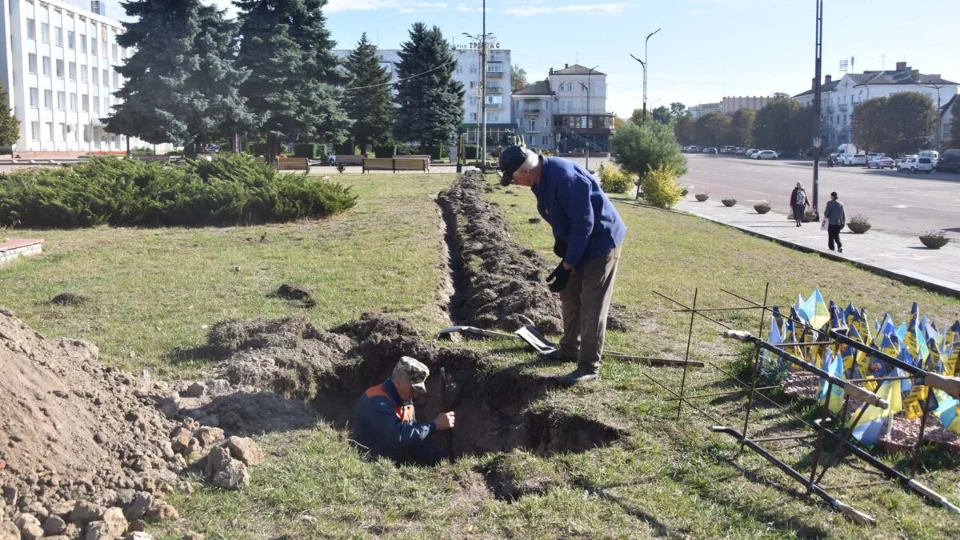 В центрі Коростеня становлюють екран із портретами полонених і зниклих безвісти захисників