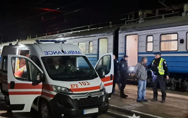 У вагоні електрички на Житомирщині чоловік кілька разів ударив пасажира ножем у груди