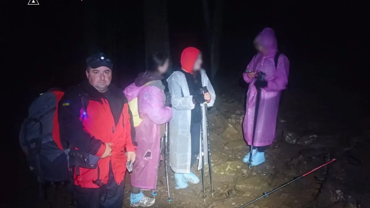 Три жительки Житомирщини через негоду не змогли самостійно спуститися з Говерли: на допомогу прийшли рятувальники