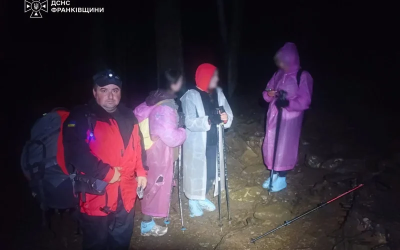 Три жительки Житомирщини через негоду не змогли самостійно спуститися з Говерли: на допомогу прийшли рятувальники