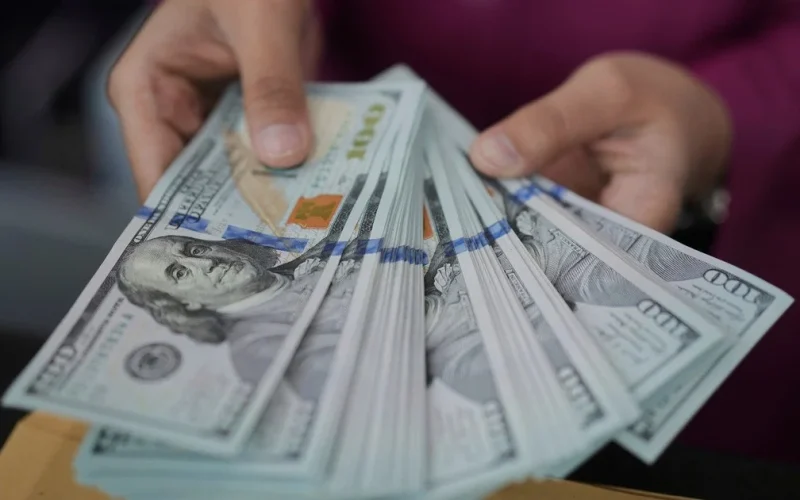 На Житомирщині чоловік продавав фальшиві долари за половину вартості: що вирішив суд