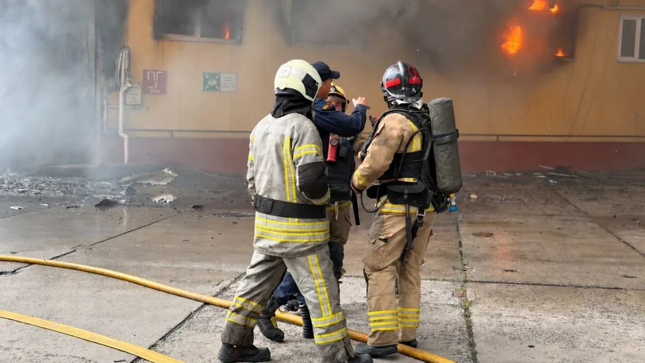 На Житомирщині після російської атаки гасять пожежу на підприємстві: працювали сапери ДСНС