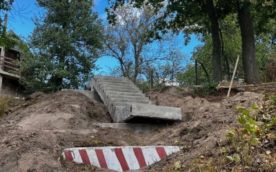 У Коростені відновлюють підхід до пам’ятника князю Малу: сходи були зруйновані на початку повномасштабного вторгнення
