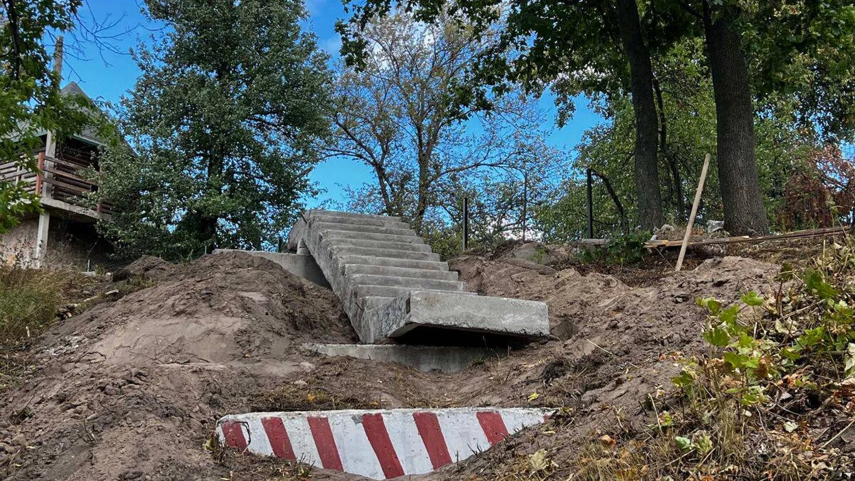 У Коростені відновлюють підхід до пам’ятника князю Малу: сходи були зруйновані на початку повномасштабного вторгнення