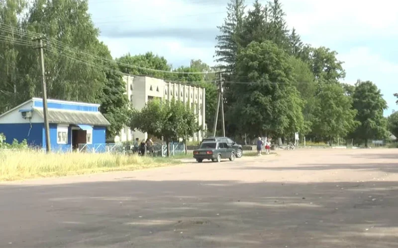 У селі Коростенської громади чоловік нецензурно лаявся та розбив вікно старостату молотком: рішення суду