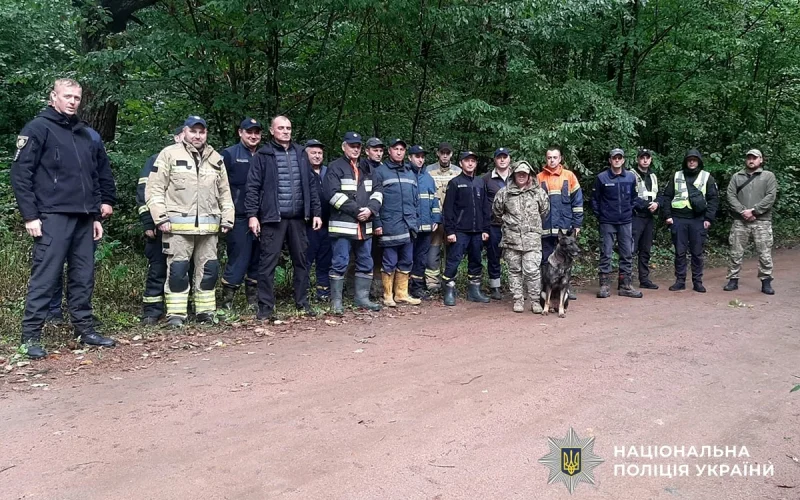 Поліцейські, кінологи та рятувальники шукають зниклого в лісі 81-річного жителя Малинщини