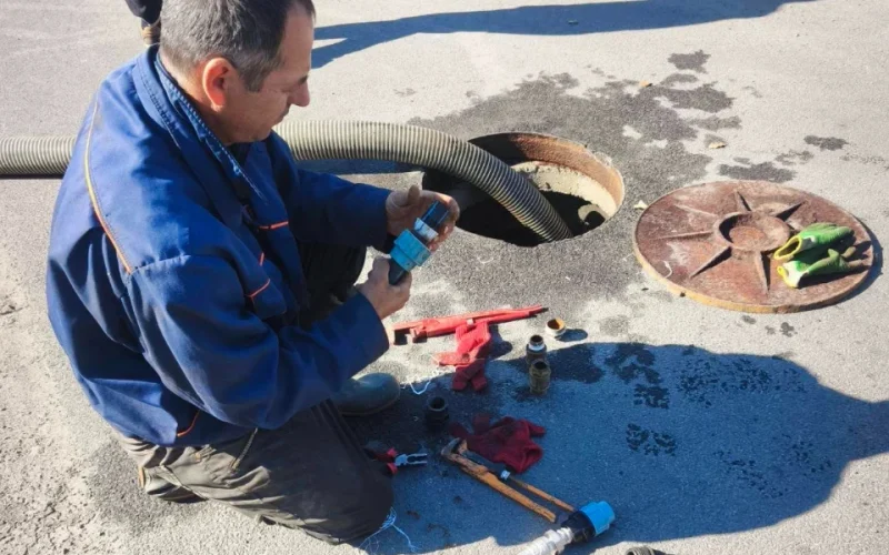 В одному з мікрорайонів Малина комунальники дістали із каналізації одяг і шматки тканини
