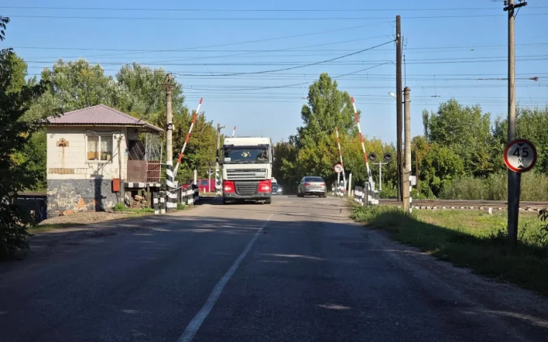 Дороги, знаки та освітлення: на Житомирщині перевіряють залізничні переїзди