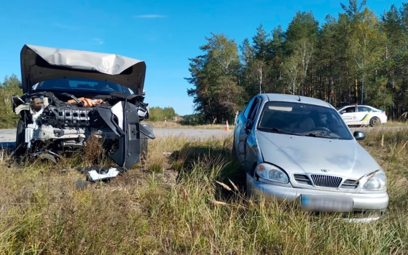 На трасі в Малинській громаді зіткнулися два автомобілі: постраждали жінка та 16-річна дівчина