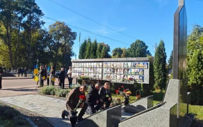 Хвилина мовчання, молитва та вручення нагород: у Лугинах ушанували захисників України