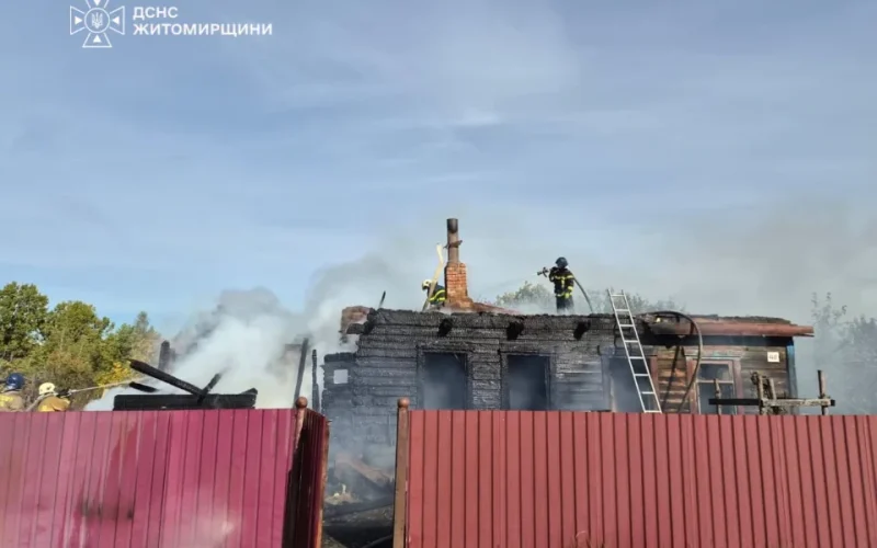 Намагався сам загасити палаючий будинок: у селі Гладковицької громади чоловік отримав опіки рук