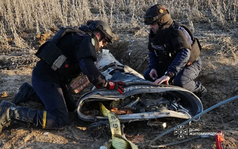 Боєприпаси минулих війн і наслідки російських атак: сапери обстежують територію біля села Малинської громади